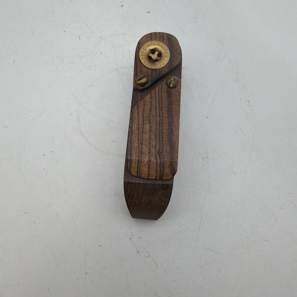 wooden smoking pipe, similar to a Rocket Pipe